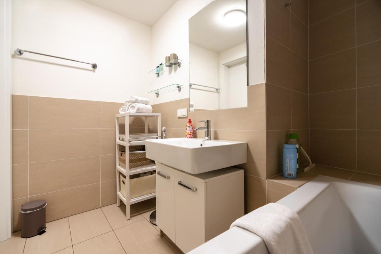 וינה Quiet And Cozy Apartment Next To Mariahilfer Strasse And Naschmarkt With Ac, Minimum 30 Nights מראה חיצוני תמונה